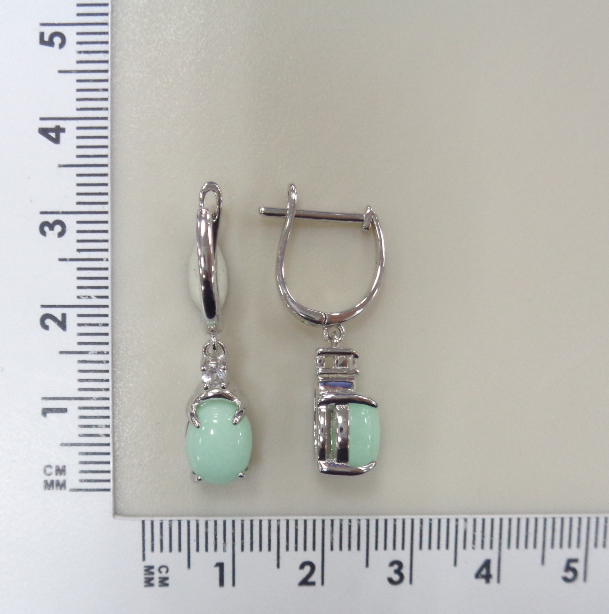 Серебряные серьги с зелеными халцедонами